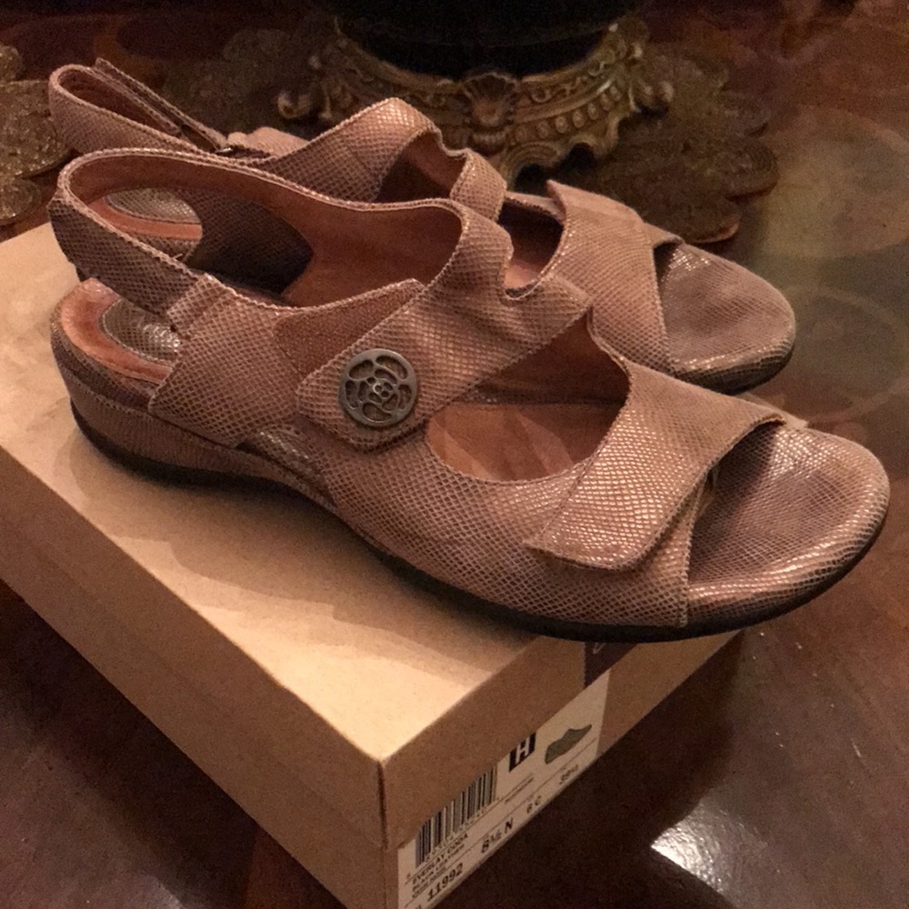 Clark’s Artisan Iridescent sandals in a rare 8 1/2 NARROW